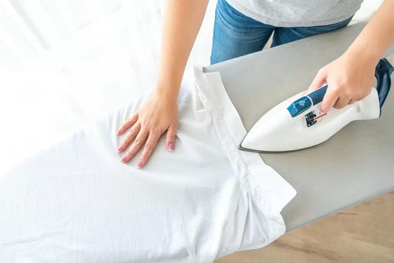Use Steam Irons Effectively To Iron Difficult Collars And Cuffs
