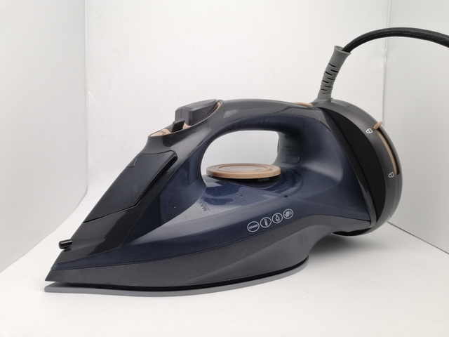 NEW design cordless steam iron 2200W High Power clothes ironing electric handle dry spray flat steam irons