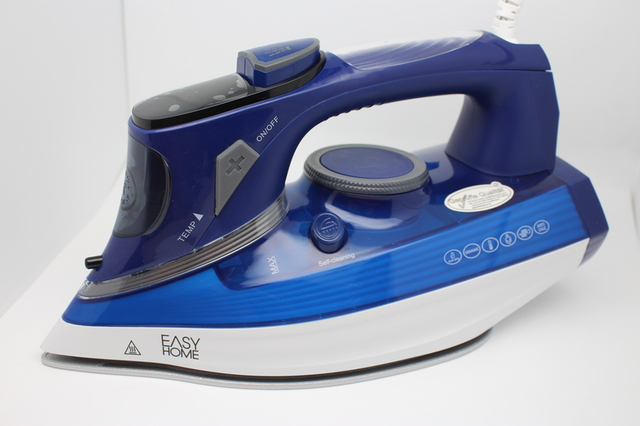 Factory Manufacture iron for Clothes Portable Big Water Tank Commercial Professional Steamer Steam Iron Electric Irons
