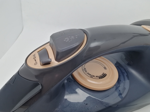 NEW design cordless steam iron 2200W High Power clothes ironing electric handle dry spray flat steam irons