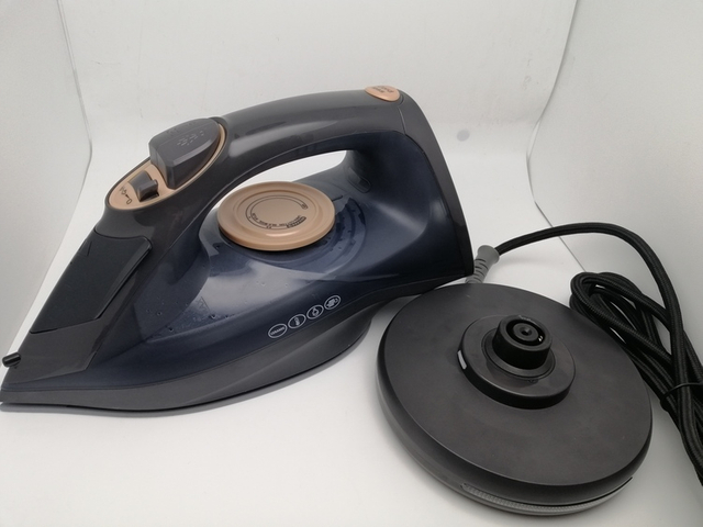 NEW design cordless steam iron 2200W High Power clothes ironing electric handle dry spray flat steam irons